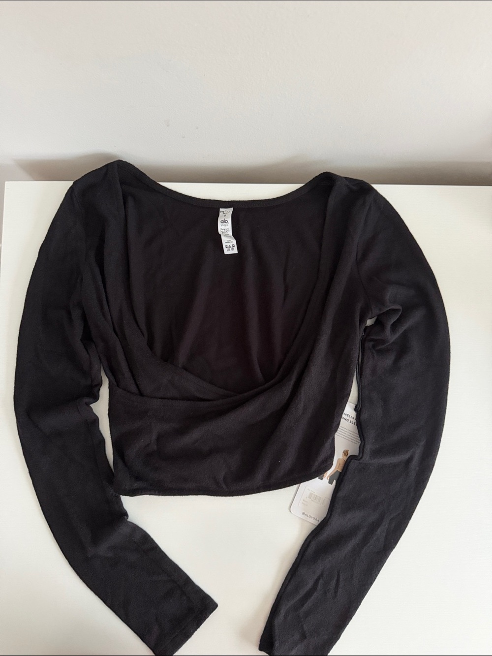ALO Yoga Black Long Sleeve Crop Top - Scoop Neck